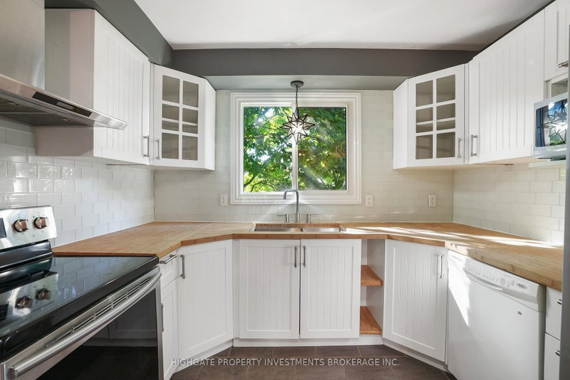 Upper - 85 Daphne Crescent