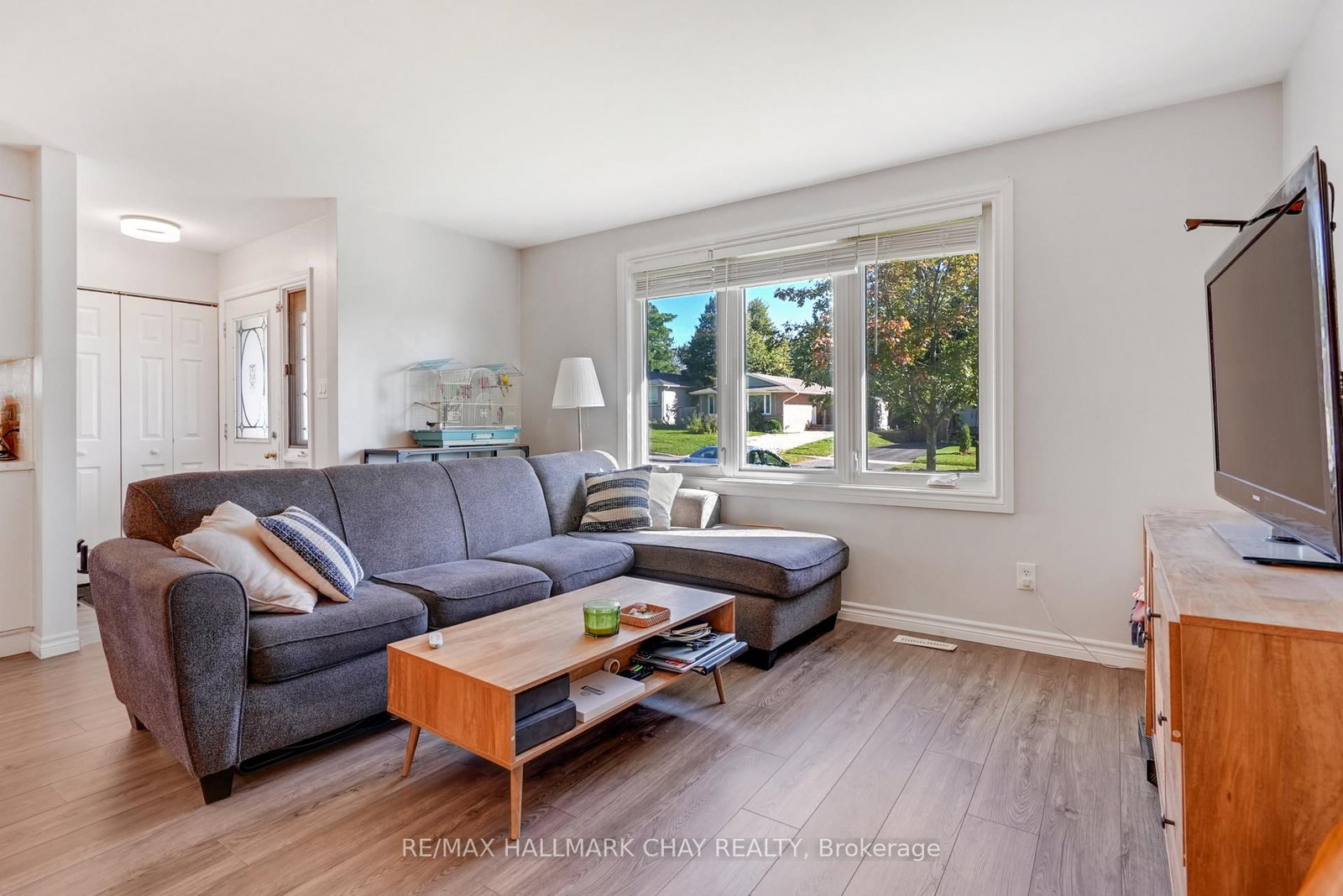 11 Daphne Crescent • Barrie, ON photo 5