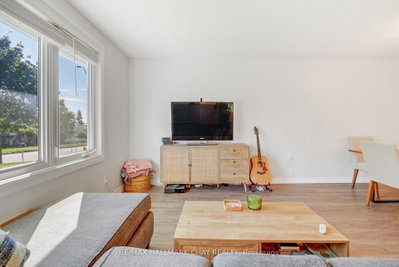 11 Daphne Crescent • Barrie, ON photo 9