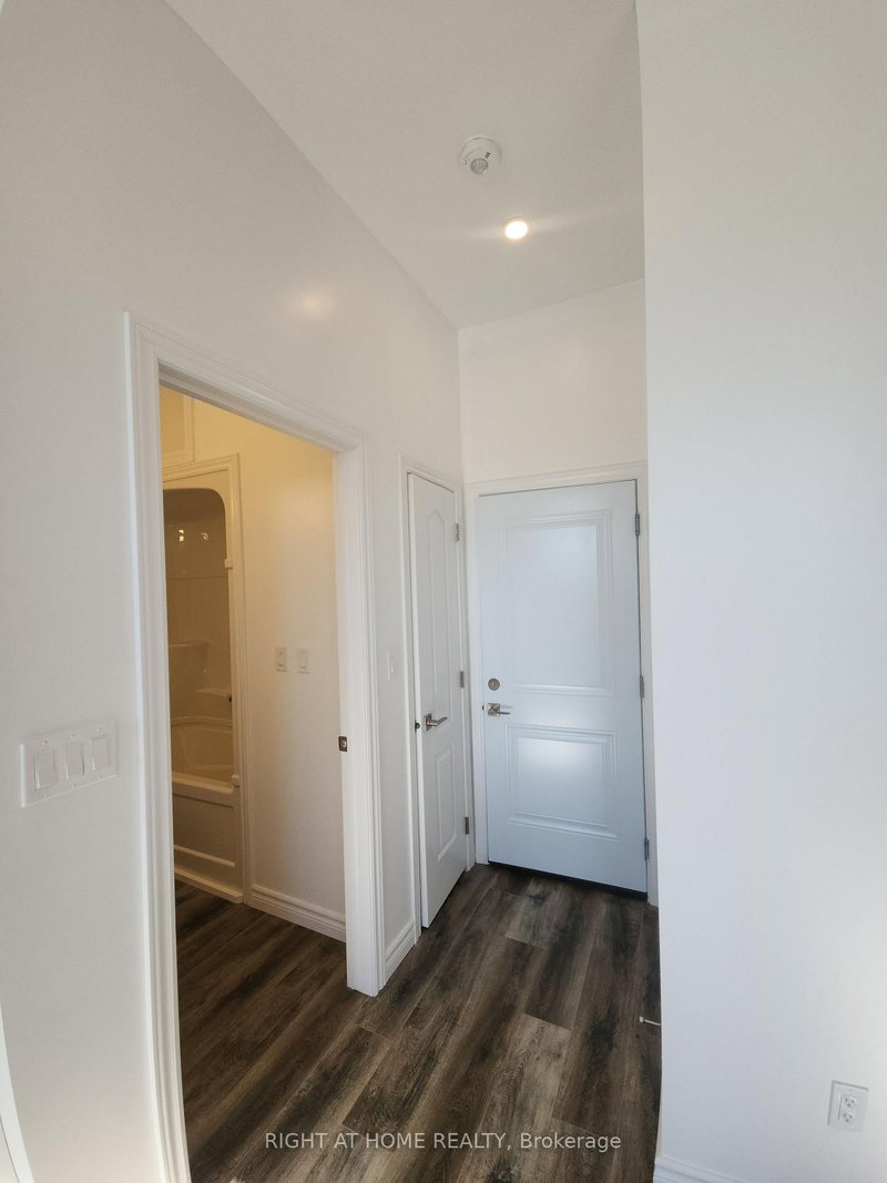 201 - 9 Queen Street W