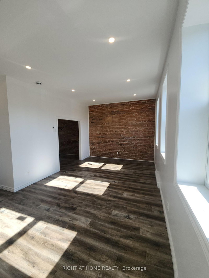 201 - 9 Queen Street W