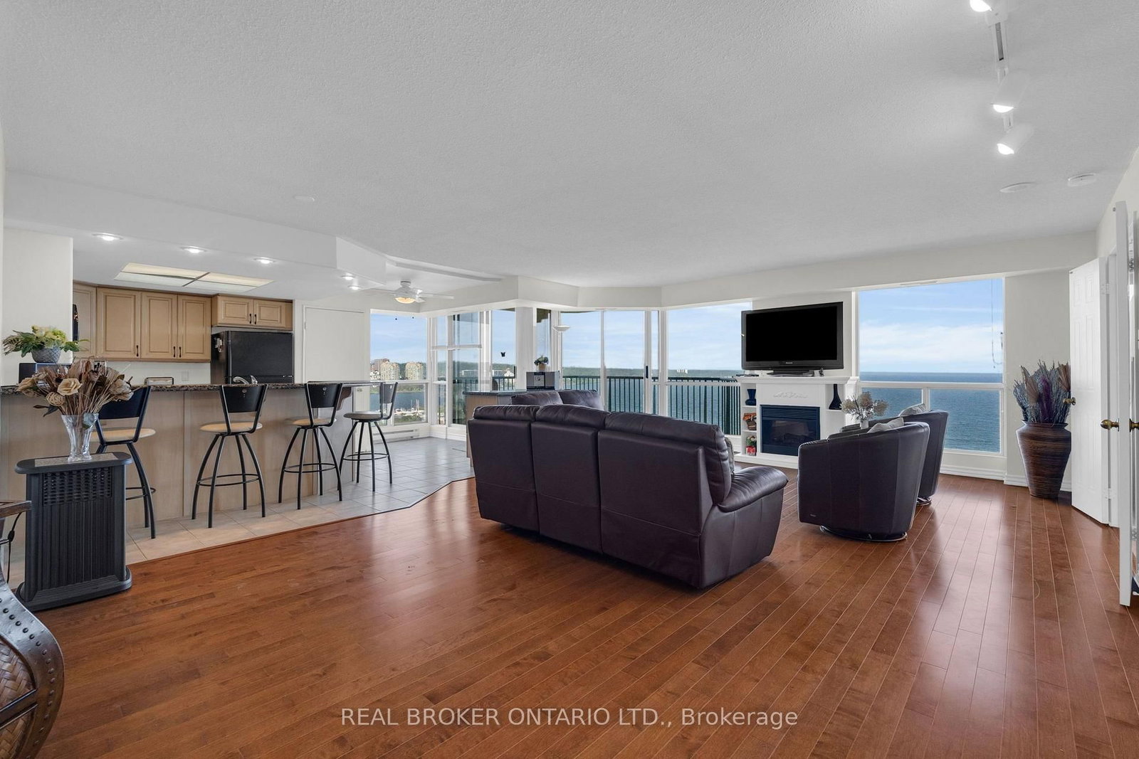 65 Ellen Street • #903 • Barrie, ON photo 1