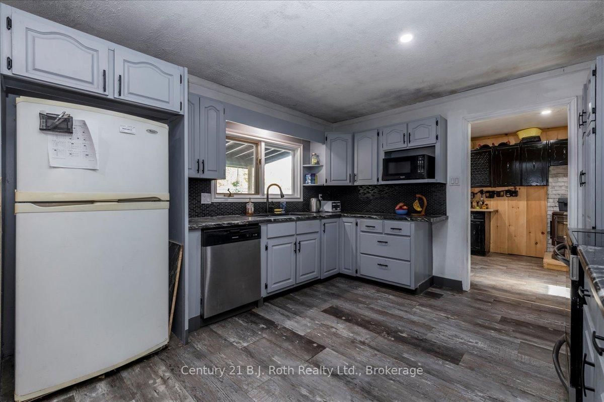 2286 Flos 10 Road • Springwater, ON photo 5