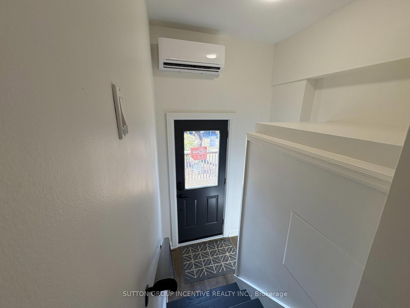 Upper - 20 Bayview Drive, Barrie 4