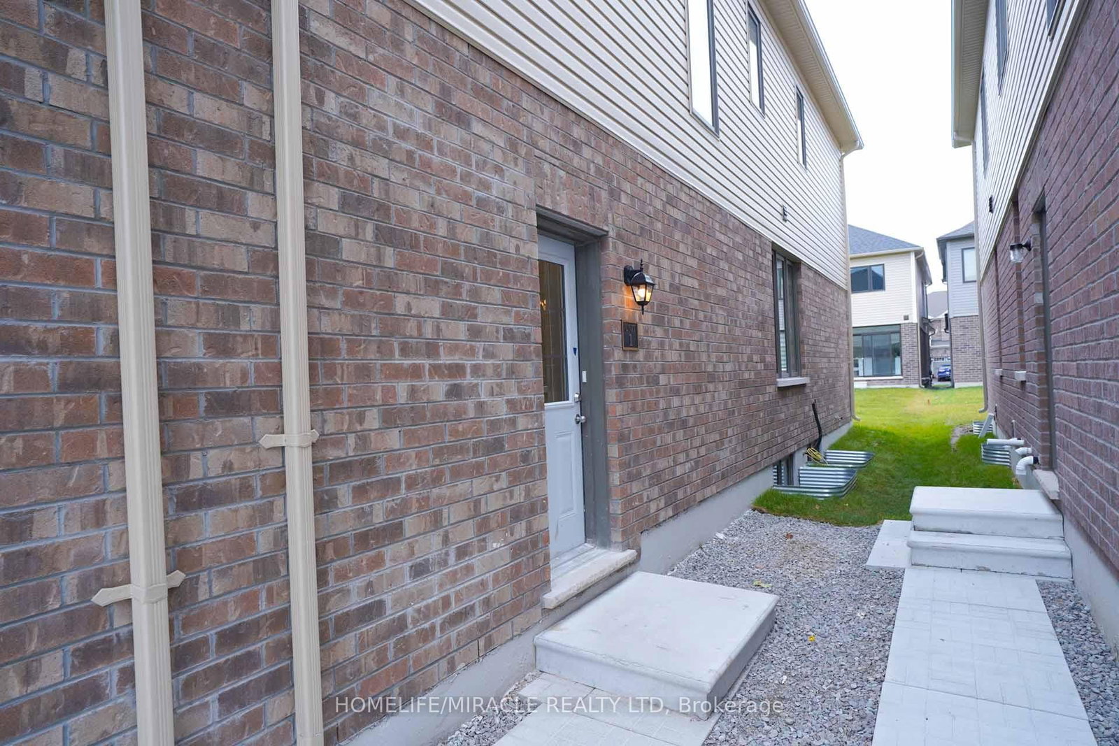 Lower - 31 Prudhoe Terrace, Barrie 4
