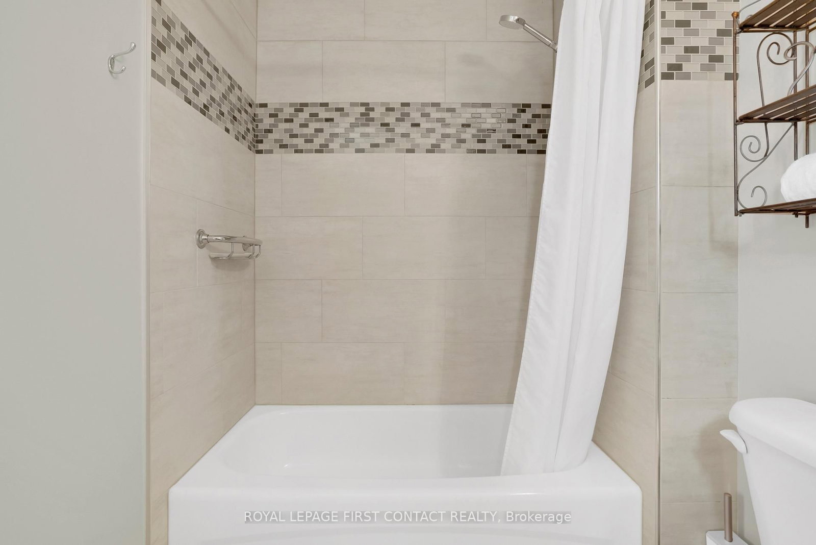 3 Maple Crown Terrace • Barrie, ON photo 15
