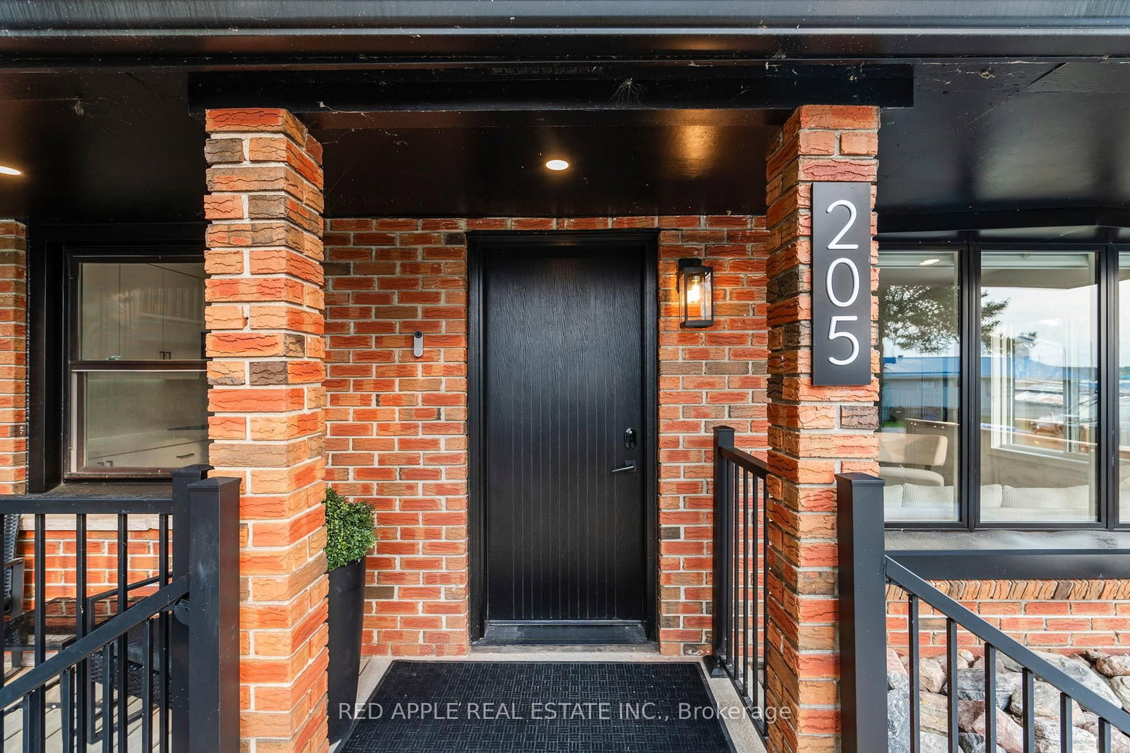 205 Hoyt Avenue • Tay, ON photo 3