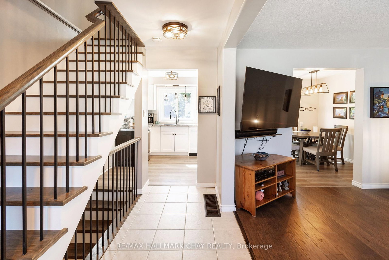 103 Daphne Crescent • Barrie, ON photo 4