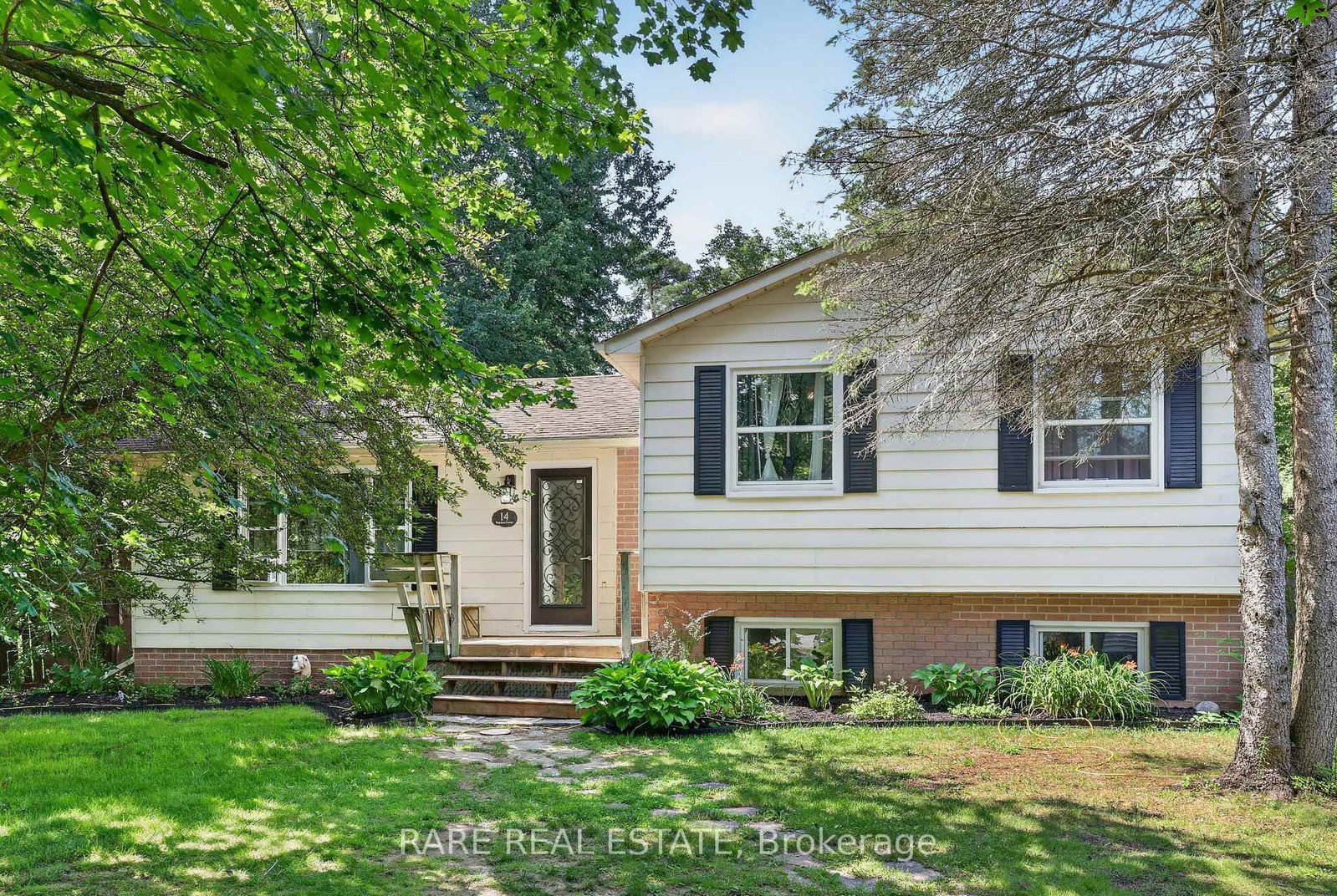 14 Pineway Court • Clearview, ON photo 2