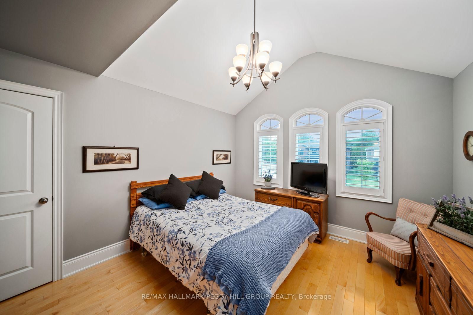 36 Auburn Court • Barrie, ON photo 9