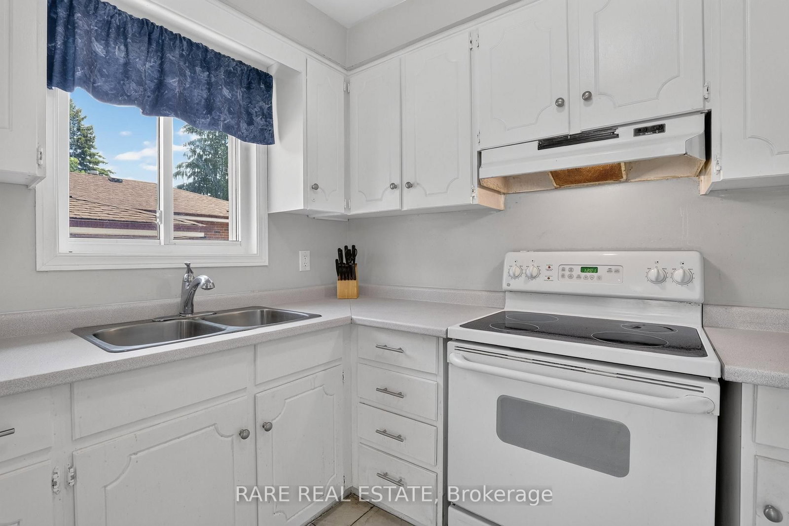 38 Lay Street • Barrie, ON photo 11