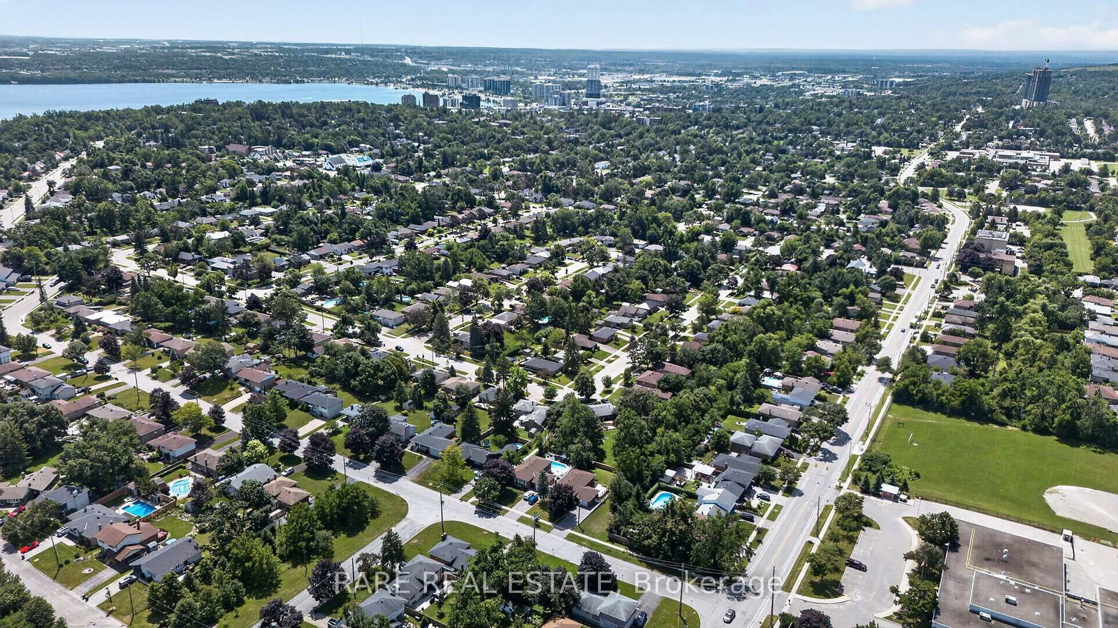 38 Lay Street • Barrie, ON photo 3
