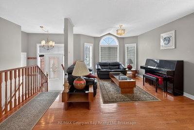 495 Shewfelt Crescent • Midland, ON photo 4