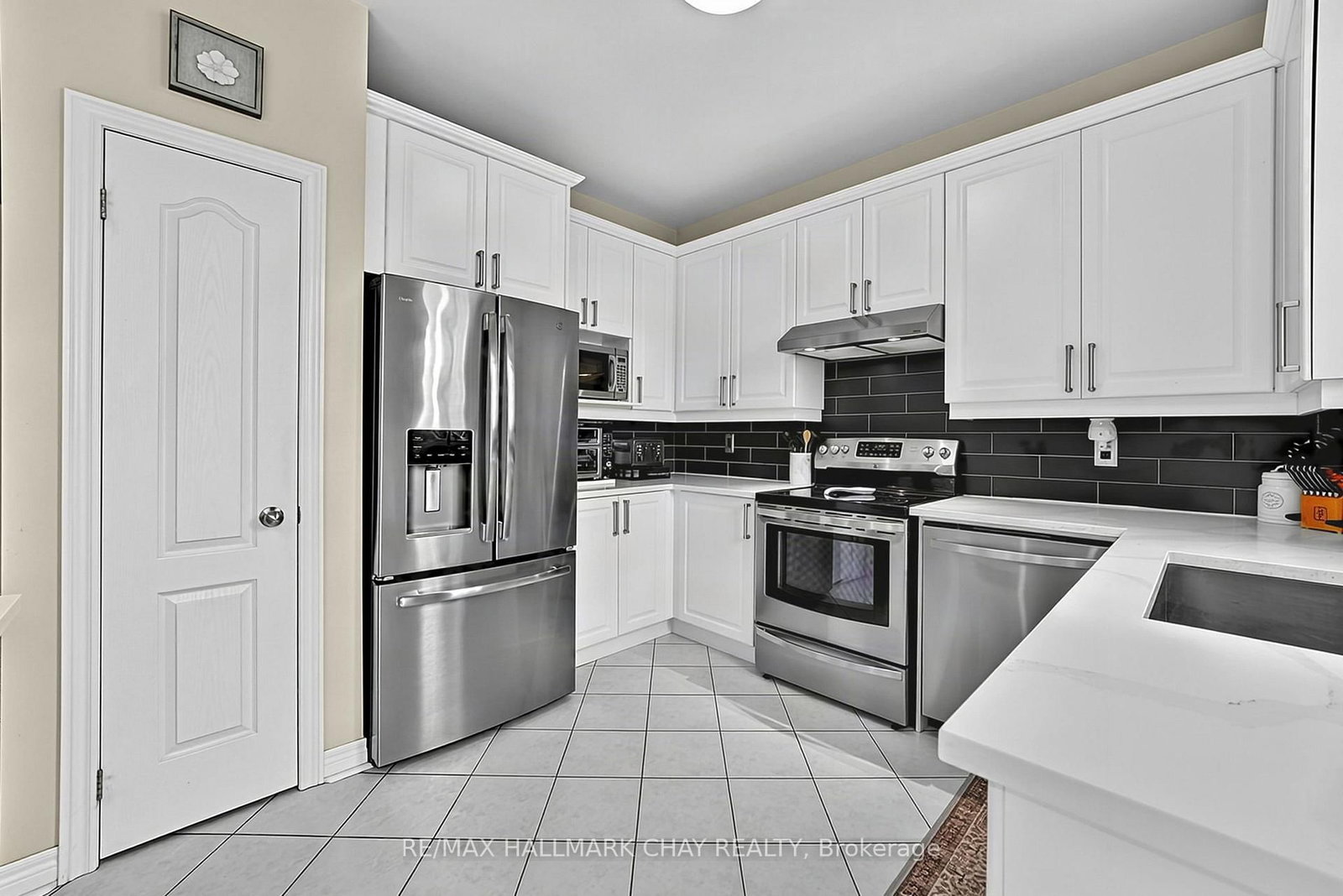 14 Strathmore Place • Barrie, ON photo 8