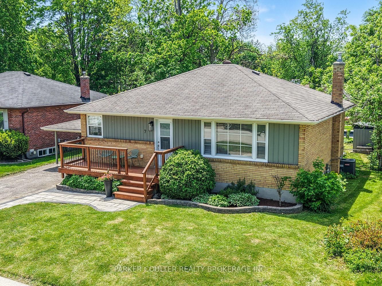 7 Oakley Park Square • Barrie, ON photo 3