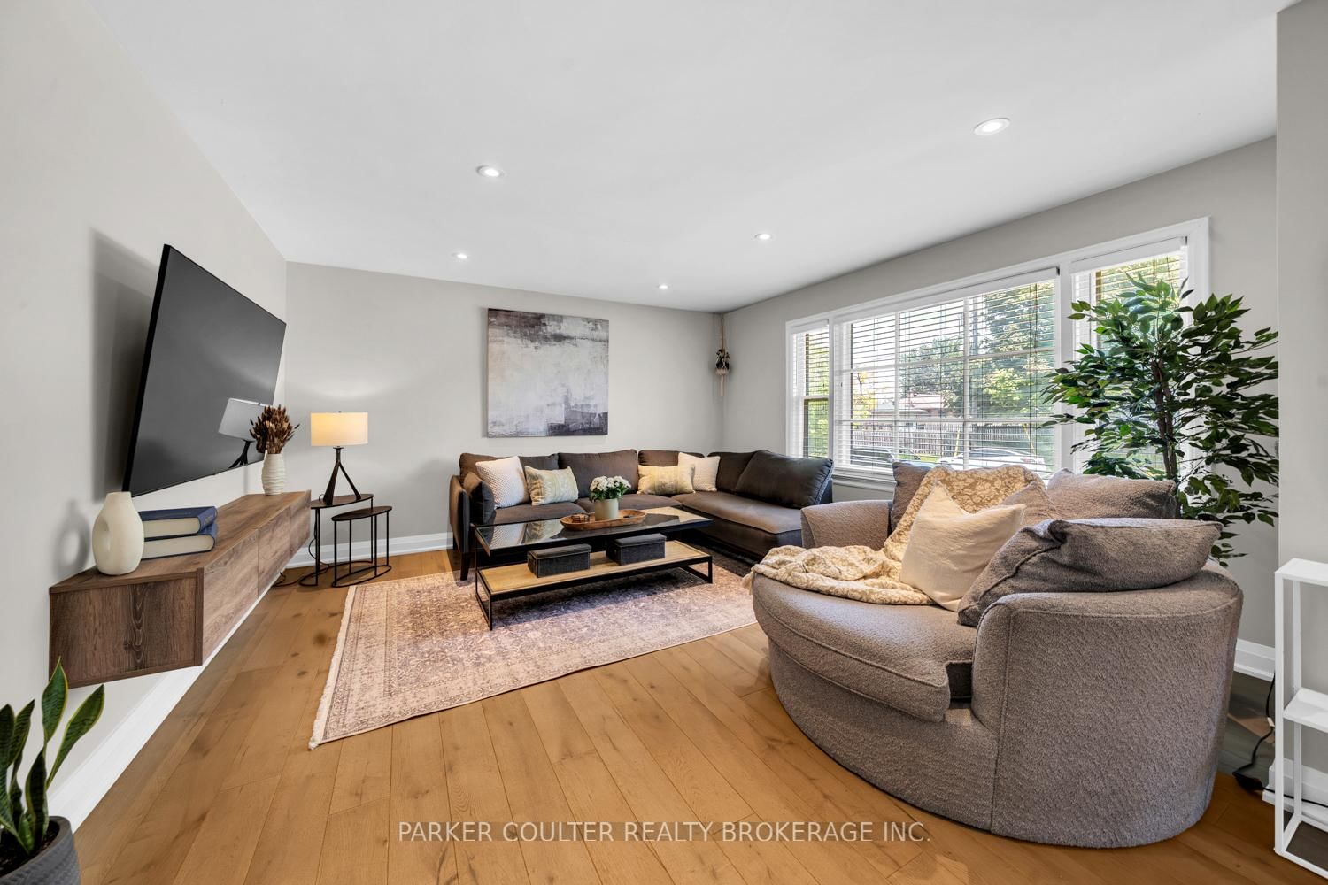 7 Oakley Park Square • Barrie, ON photo 4