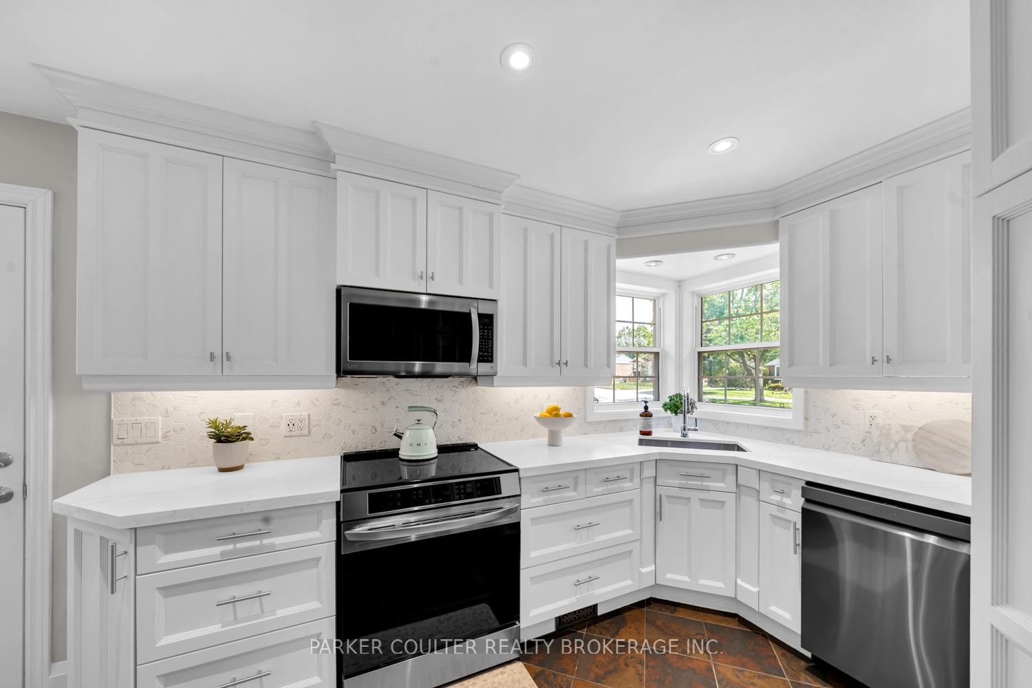 7 Oakley Park Square • Barrie, ON photo 9