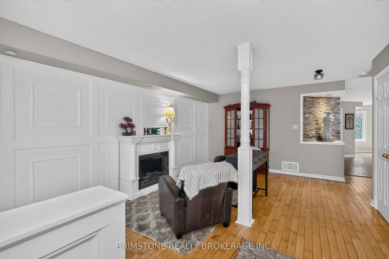 24 Stoneybrook Cres photo 4