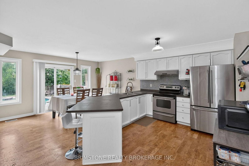 24 Stoneybrook Cres photo 5