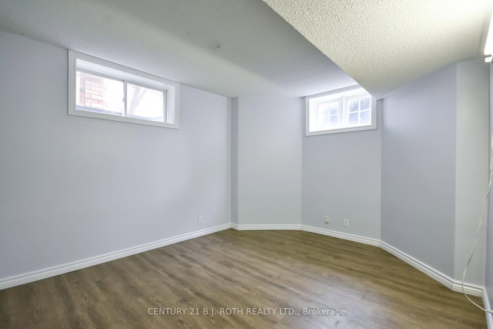 17 CROMPTON Drive • Barrie, ON photo 37