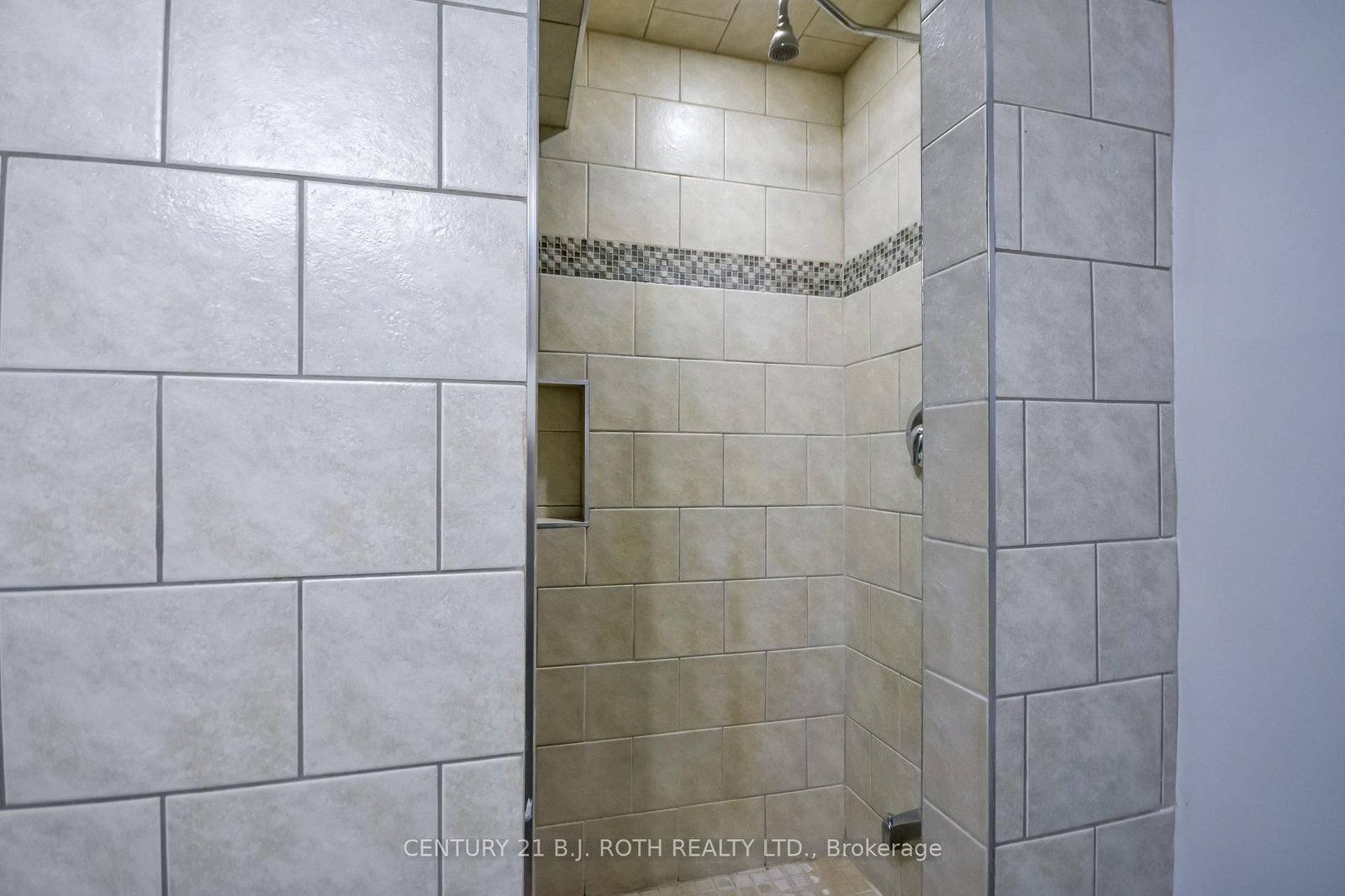17 CROMPTON Drive • Barrie, ON photo 39