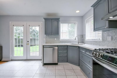 17 CROMPTON Drive • Barrie, ON photo 5