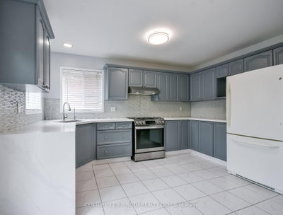 17 CROMPTON Drive • Barrie, ON photo 6