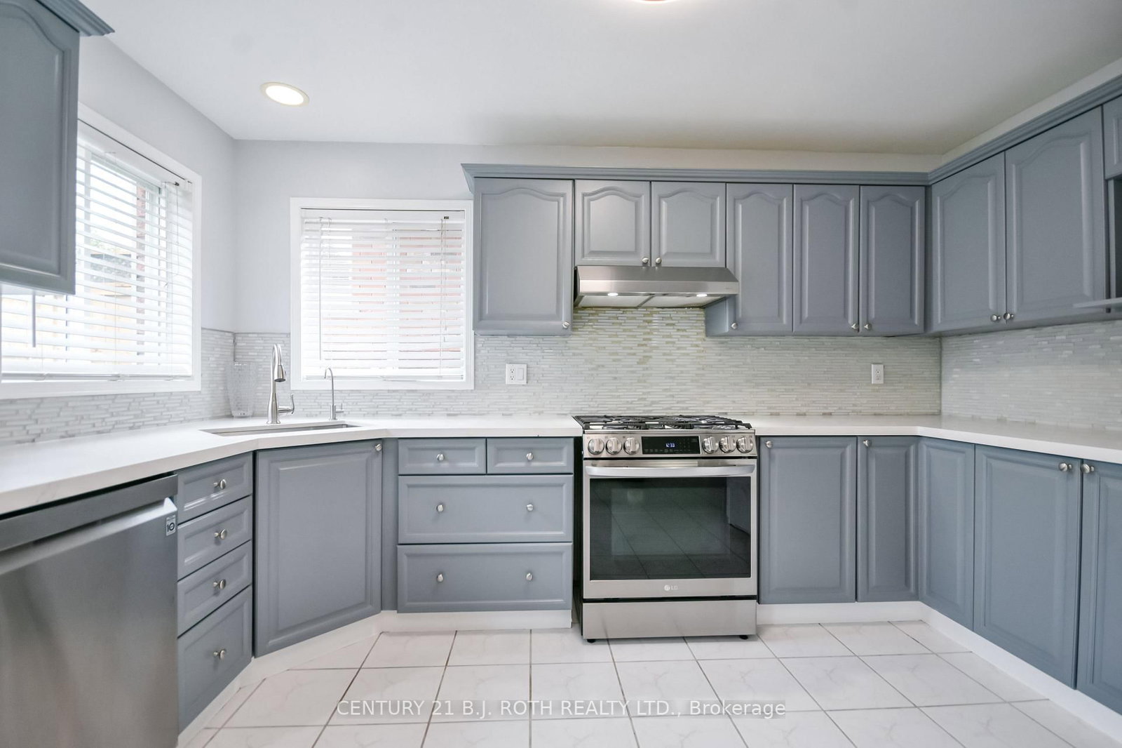 17 CROMPTON Drive • Barrie, ON photo 8