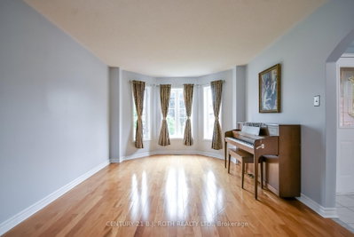 17 CROMPTON Drive • Barrie, ON photo 9