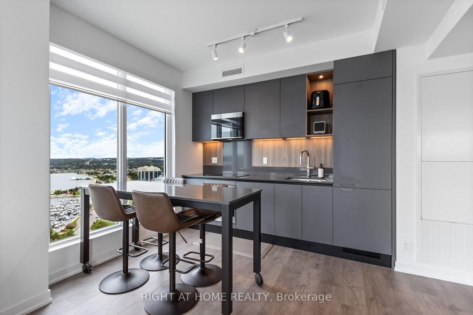 39 Mary Street • Barrie, ON photo 8