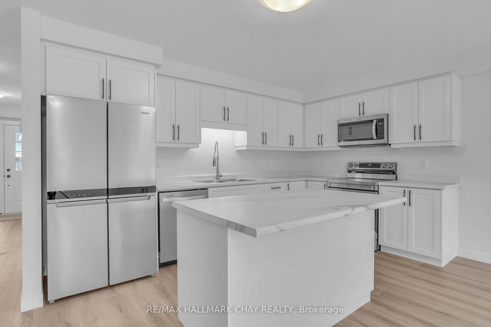 34 Strath Crescent • Springwater, ON photo 4