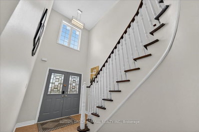 6 White Crescent • Barrie, ON photo 4