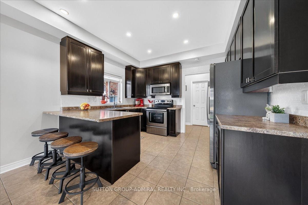 6 White Crescent • Barrie, ON photo 8