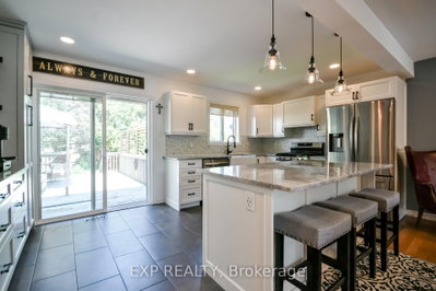 7 Hunter Court • Springwater, ON photo 5