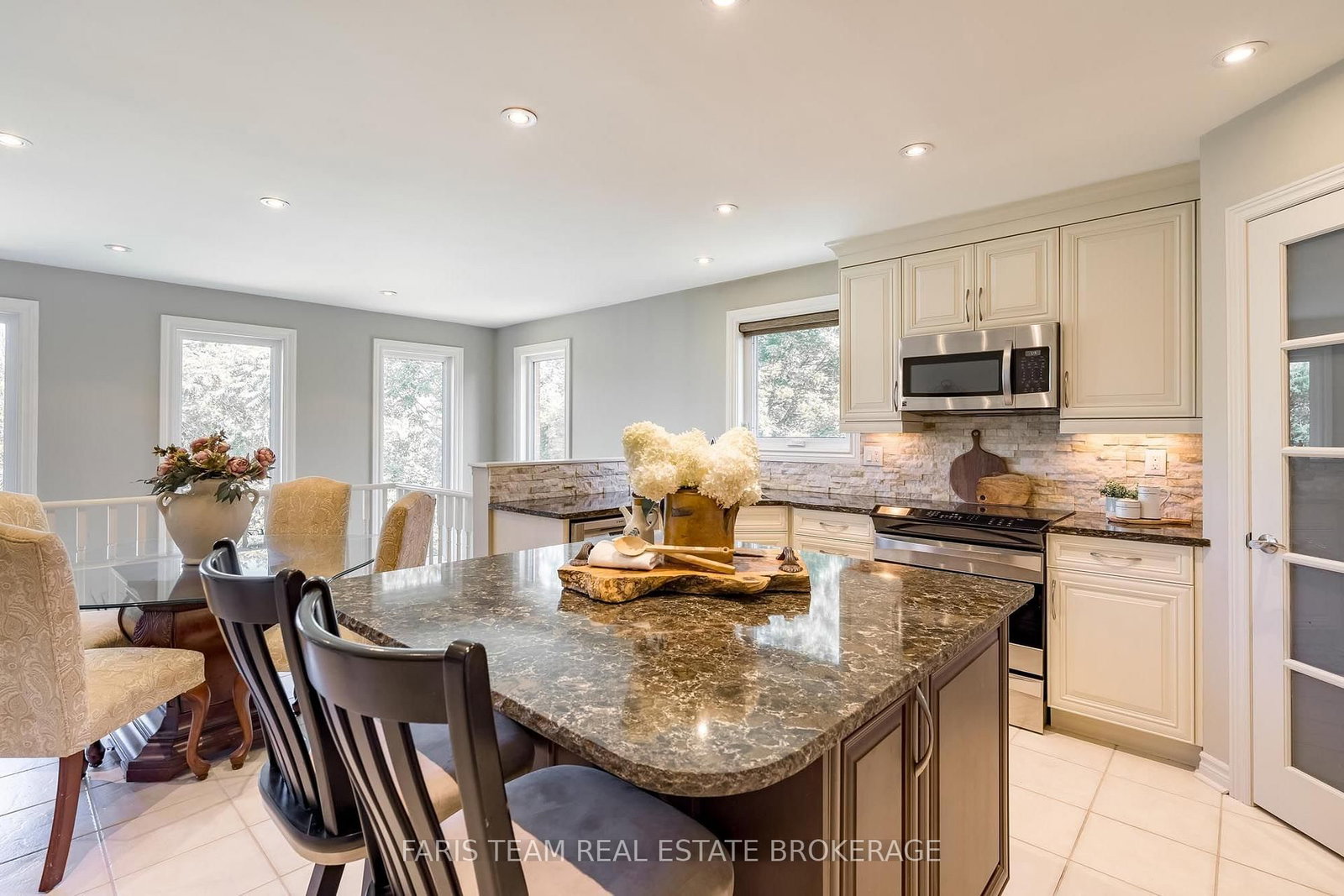 32 Stanley Street • Barrie, ON photo 10