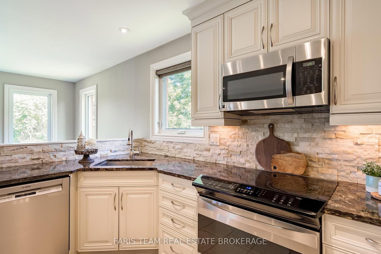 32 Stanley Street • Barrie, ON photo 11