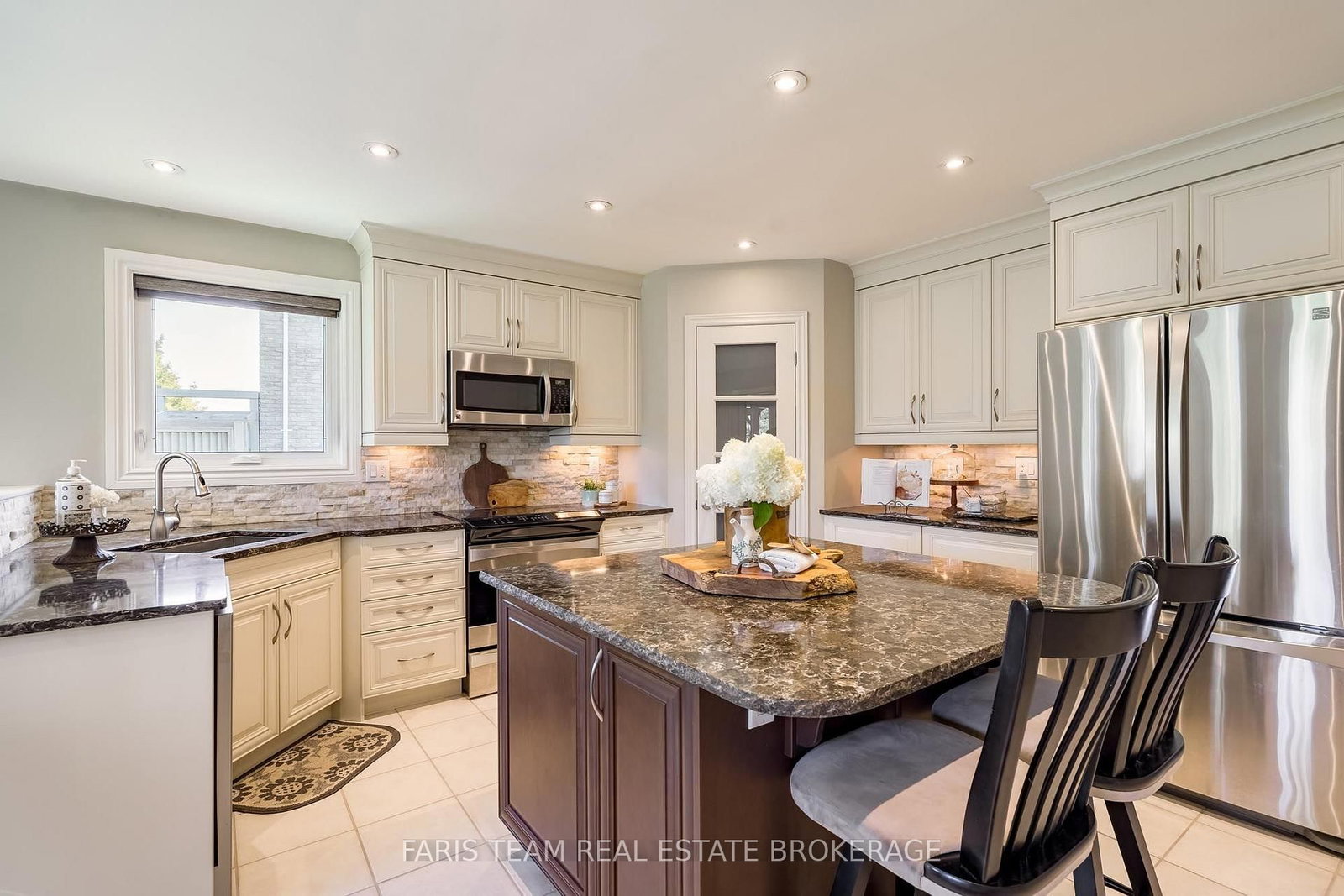 32 Stanley Street • Barrie, ON photo 9
