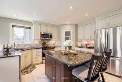 32 Stanley Street • Barrie, ON photo 9
