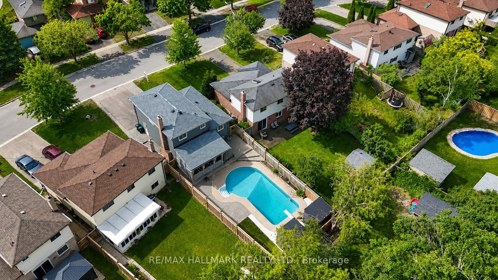 36 Ridgeway Avenue • Barrie, ON photo 4