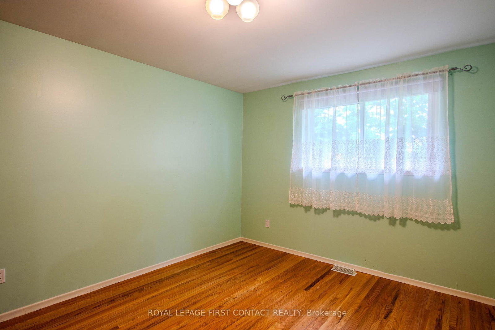 12 Daphne Crescent • Barrie, ON photo 12