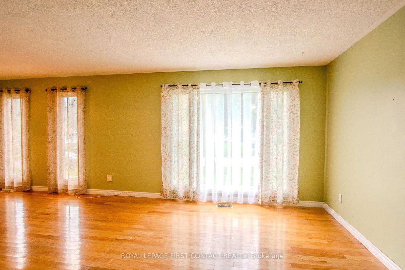 12 Daphne Crescent • Barrie, ON photo 5