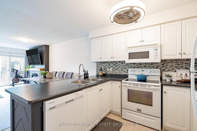 79 Sanford Street • Barrie, ON photo 6