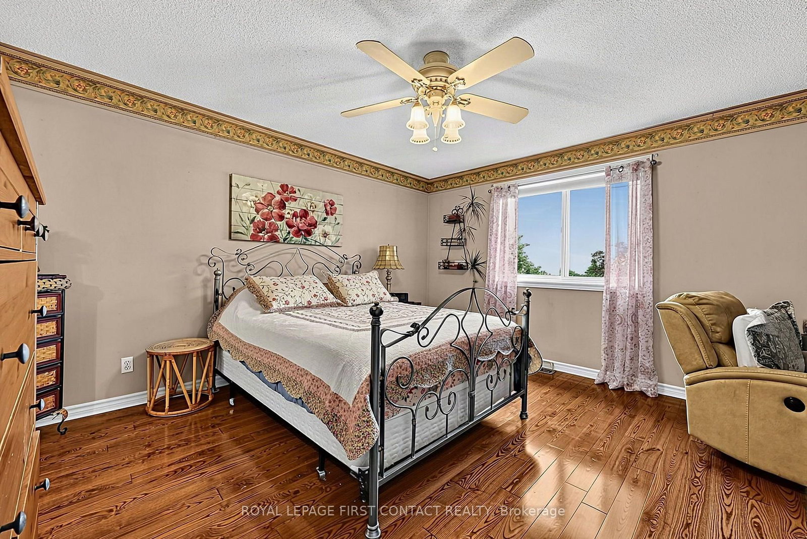 22 Logan Court • Barrie, ON photo 12