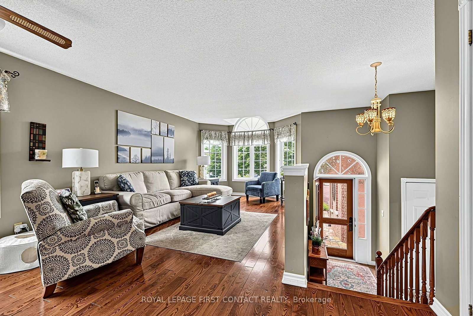 22 Logan Court • Barrie, ON photo 4