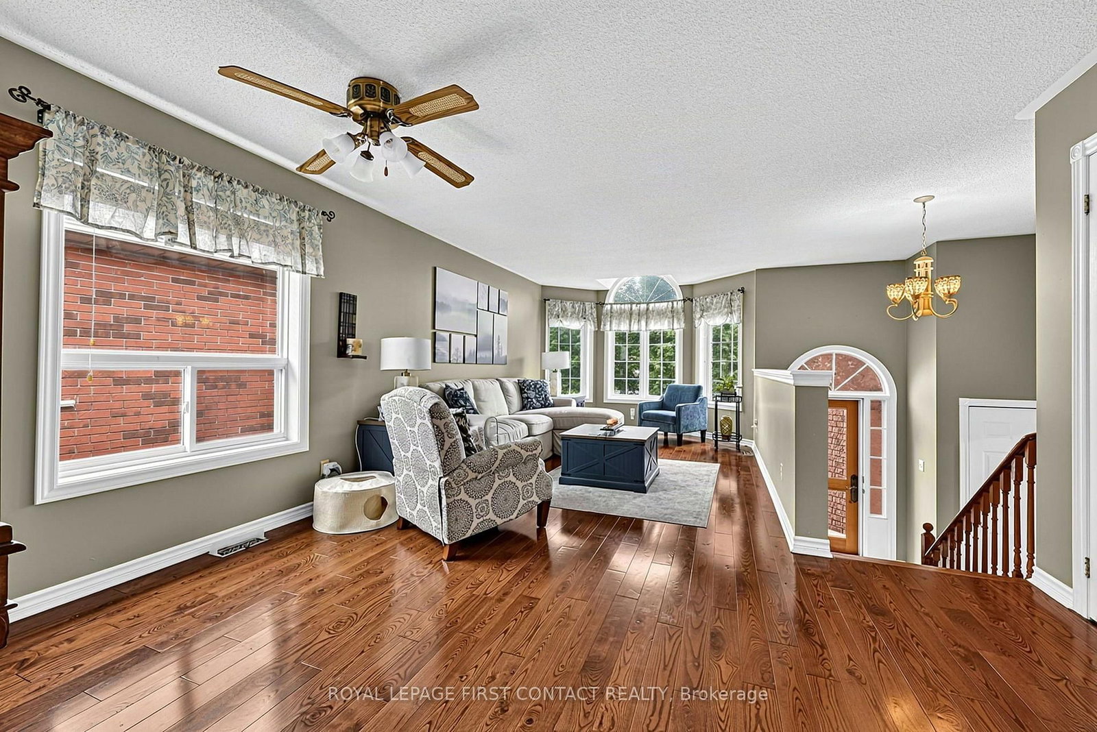 22 Logan Court • Barrie, ON photo 5