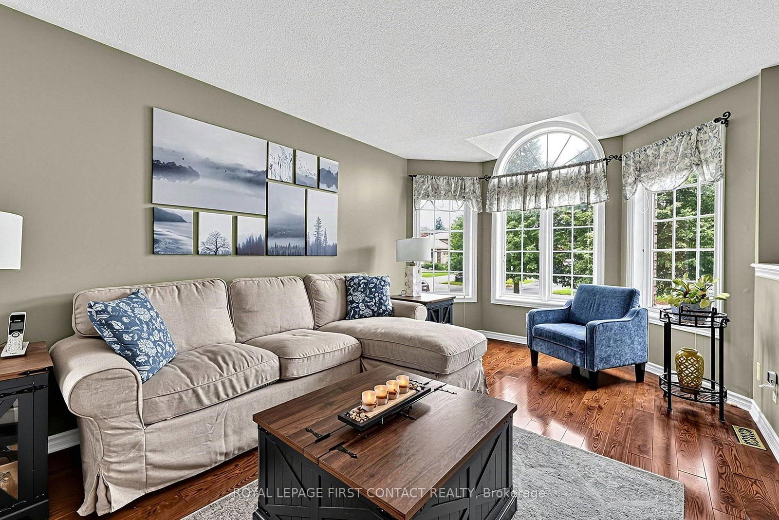 22 Logan Court • Barrie, ON photo 6