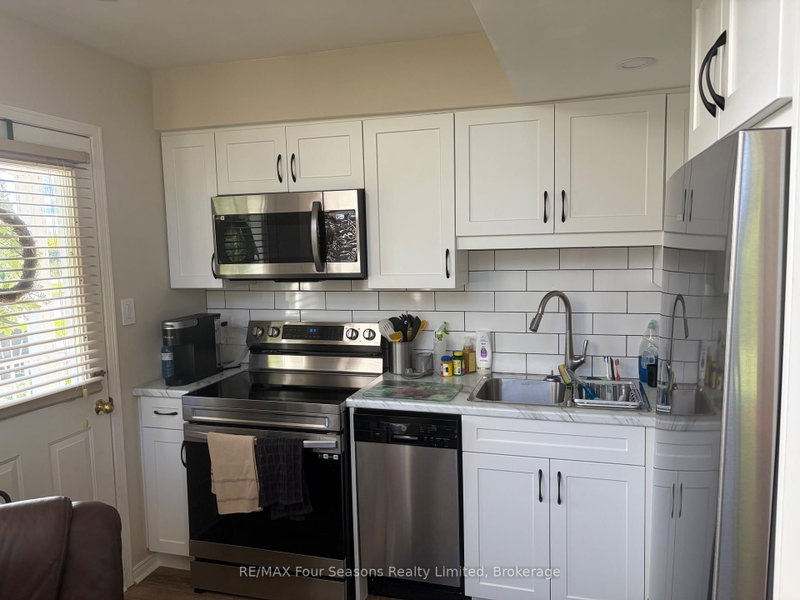 295 Balsam St photo 4