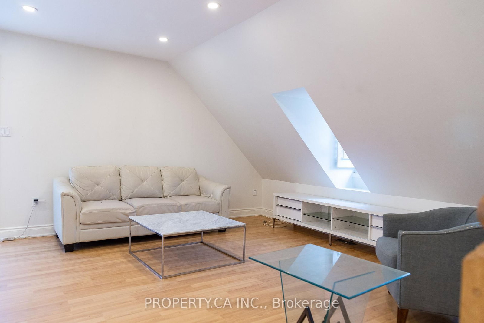 8 Dufferin Street • Barrie, ON photo 28
