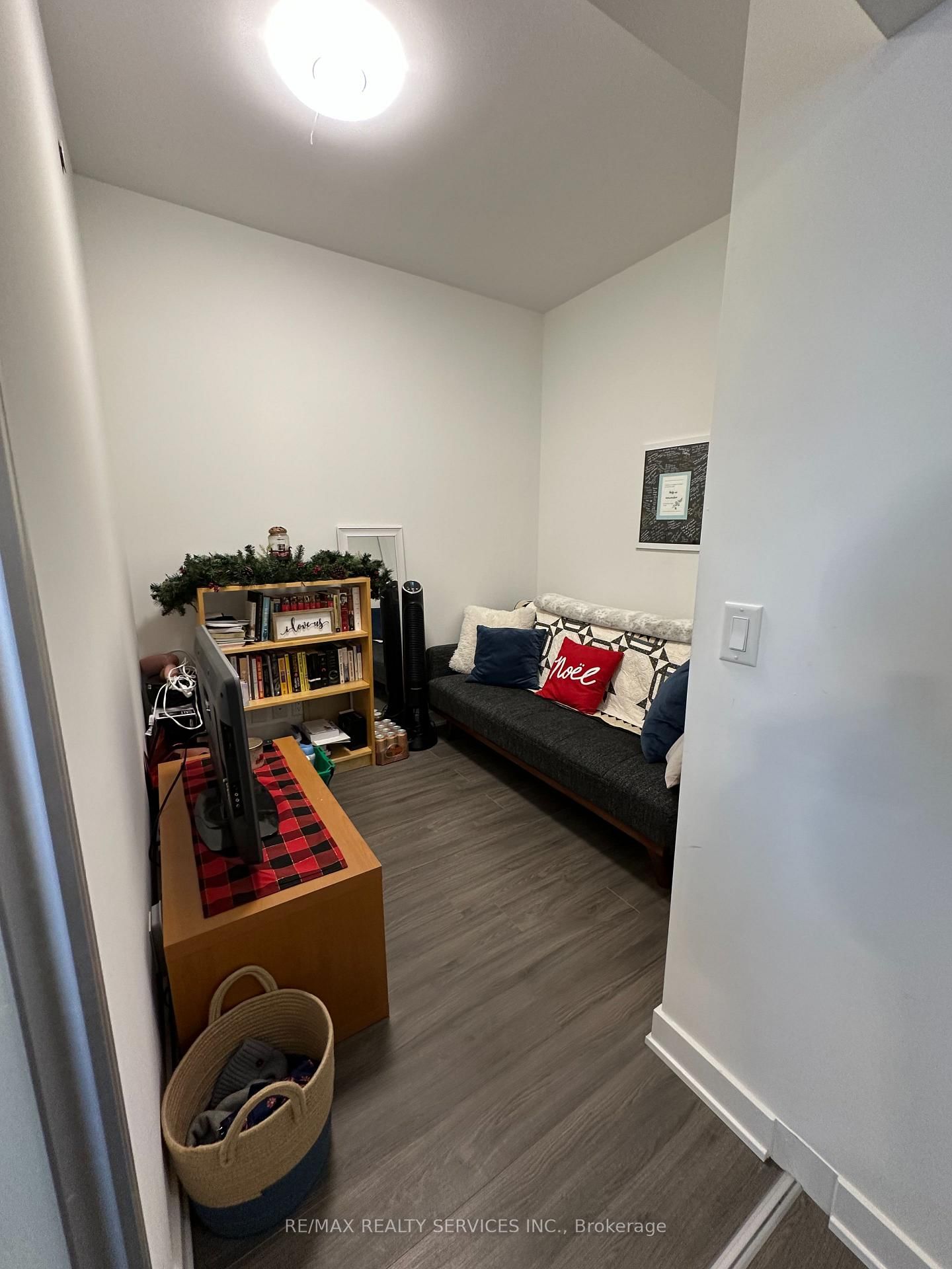 681 Yonge Street photo 6