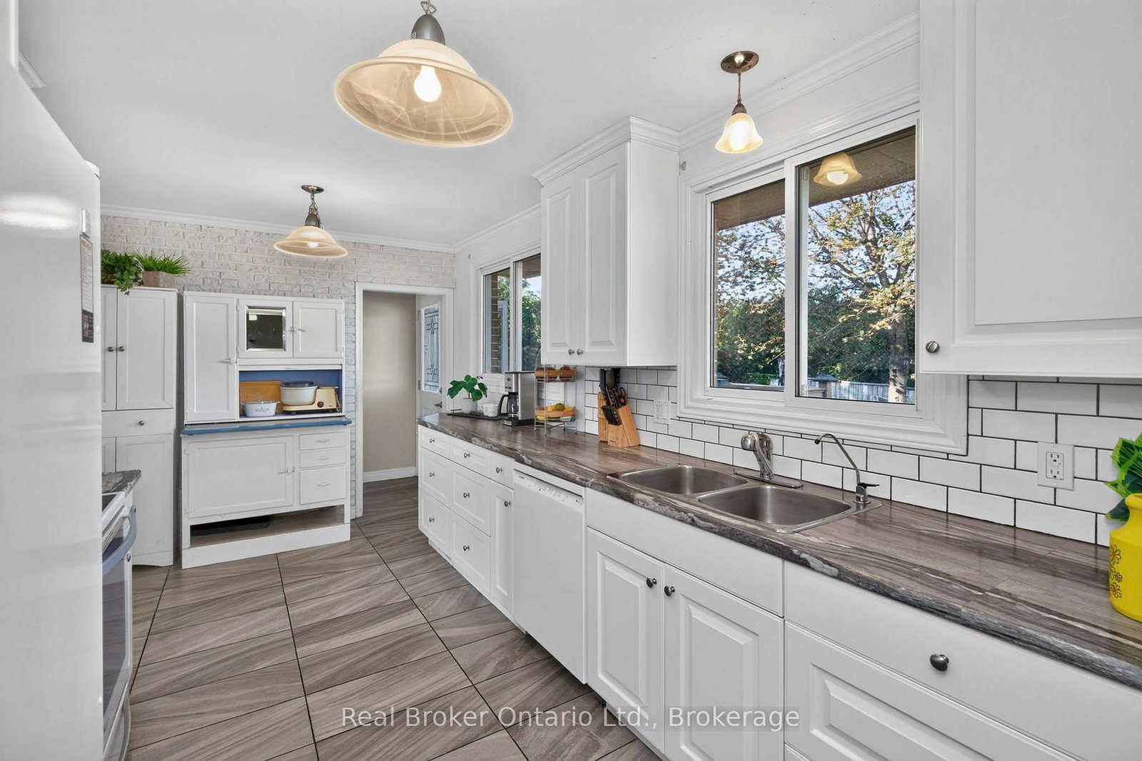 413 Cornell Drive • Midland, ON photo 3
